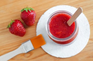 5 самых эффективных масок для лица из ягод и овощей
