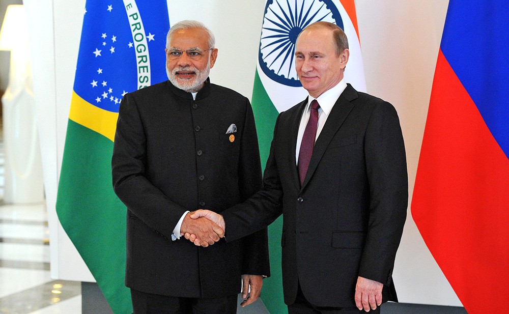 В. В. Путин наградил премьера Индии орденом Андрея Первозванного